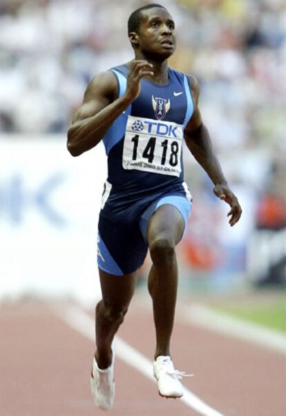 El velocista norteamericano Tim Montgomery en los Mundiales de Atletismo de 2003 celebrados en Francia
