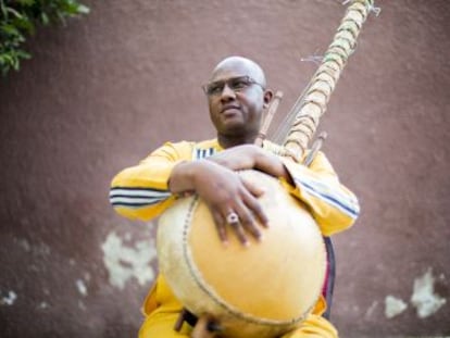 El músico senegalés Ablaye Cissoko abrió en 2015 en Saint Louis una escuela dedicada en exclusiva a la kora. Su sueño es que este instrumento se toque tanto como la guitarra