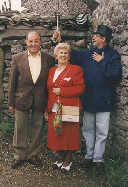 El autor y sus padres, delante de la puerta tapiada de casa de su abuelo.