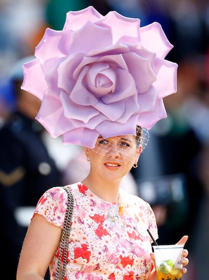 Las flores siempre han sido uno de los recursos más utilizados en los sombreros. En la imagen, una de las asistentes a las carreras del 21 de junio de 2023.