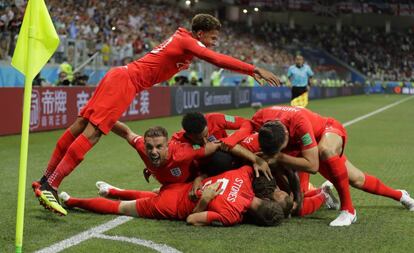 O time inglês celebra o primeiro gol contra a Tunísia.