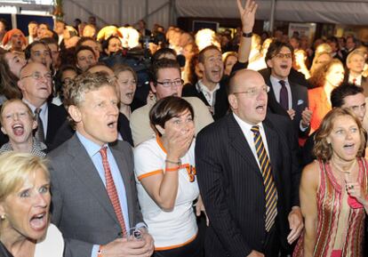 Seguidores del Partido Liberal holandés reciben con sorpresa los resultados de los primeros sondeos de las elecciones