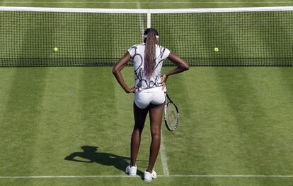 La tenista Venus Williams se entrena en el club de tenis All England Lawn de Wimbledon.