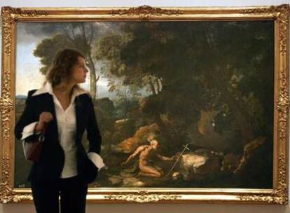 Una visitante de la exposición <i>Poussin y la naturaleza, </i>ante el cuadro <i>Paisaje con san Jerónimo.