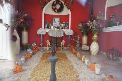 Interior de un mausoleo en el cementerio municipal de Apatzingán, Michoacán.