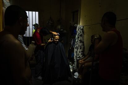 Los detenidos tienen que resolver sus necesidades básicas, como los cortes de cabello. 