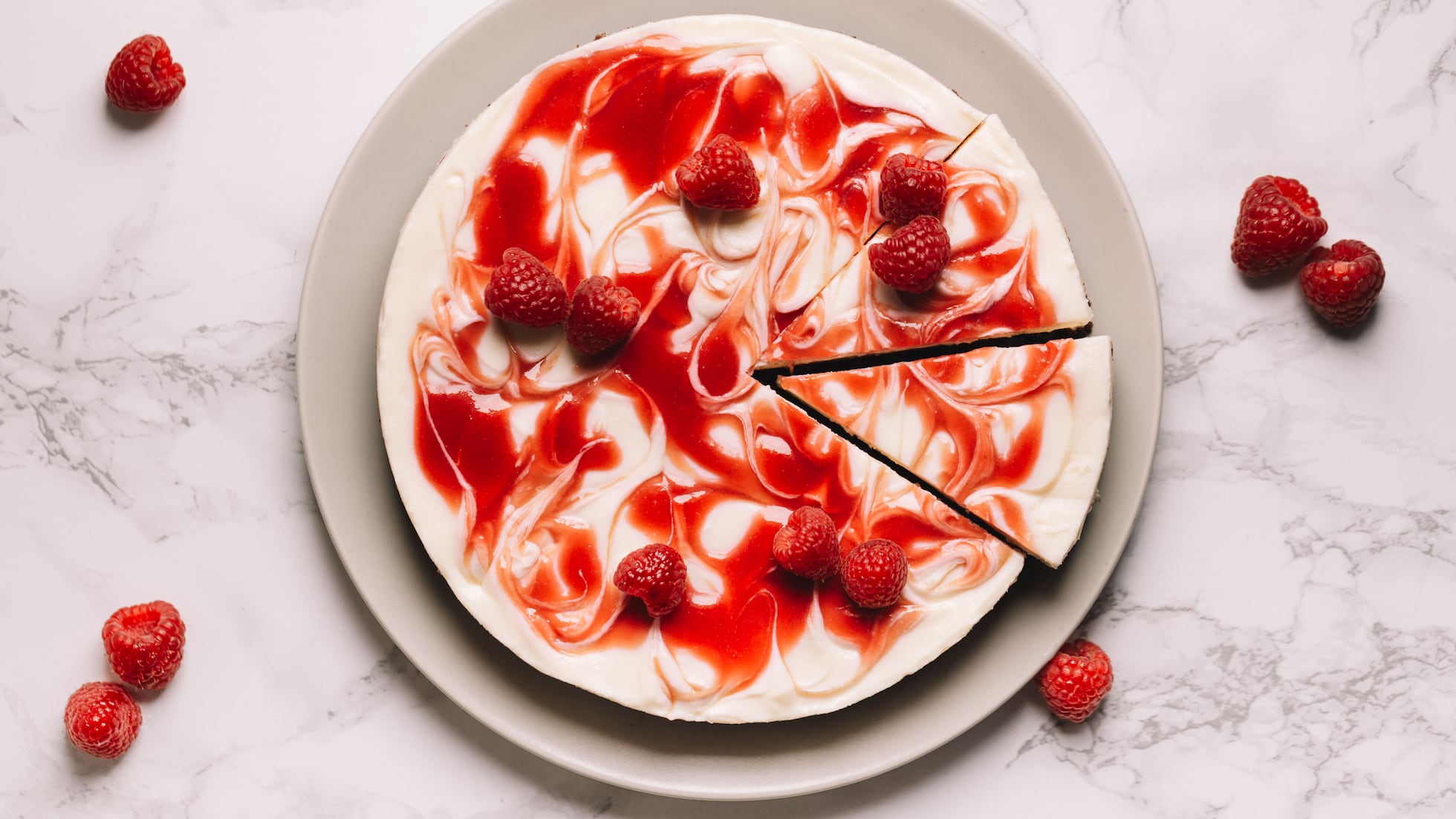 Tarta sin horno de queso, chocolate blanco y frambuesas-image