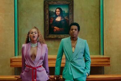 Beyoncé y Jay Z. La pareja más poderosa de la industria musical sabe del poder de su imagen y juega con ella para explotarla al máximo. Cuando los artistas se ‘colaron’ en el Louvre para rodar el vídeo de Apeshit lo hicieron conjuntados: ella, de Peter Piloto y él, de Dries Van Noten.