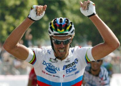 Cipollini celebra su victoria en la novena etapa del Giro.