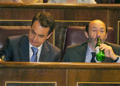 Tras el apoyo de BNG y CC Zapatero se ha asegurado 183 votos, dos más de los que tuvo Aznar en 1996 y los mismos que tuvo Suárez al ser elegido en 1979. En la imagen, junto al portavoz parlamentario del PSOE, Alfredo Pérez Rubalcaba, que ha intervenido en último lugar.
