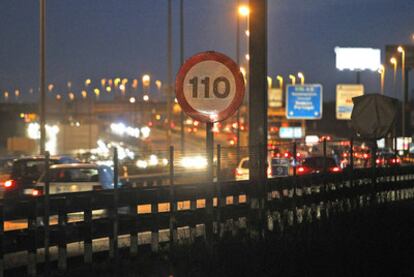 Una de las señales de tráfico modificadas, en el kilómetro 14 de la A-5, en Madrid.