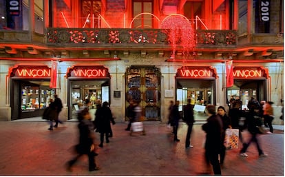 La tienda Vinçon del paseo de Gràcia, cuando estaba abierta. Las letras de neón del balcón están en la exposición, cedidas de su colección particular por el diseñador Antoni Arola.