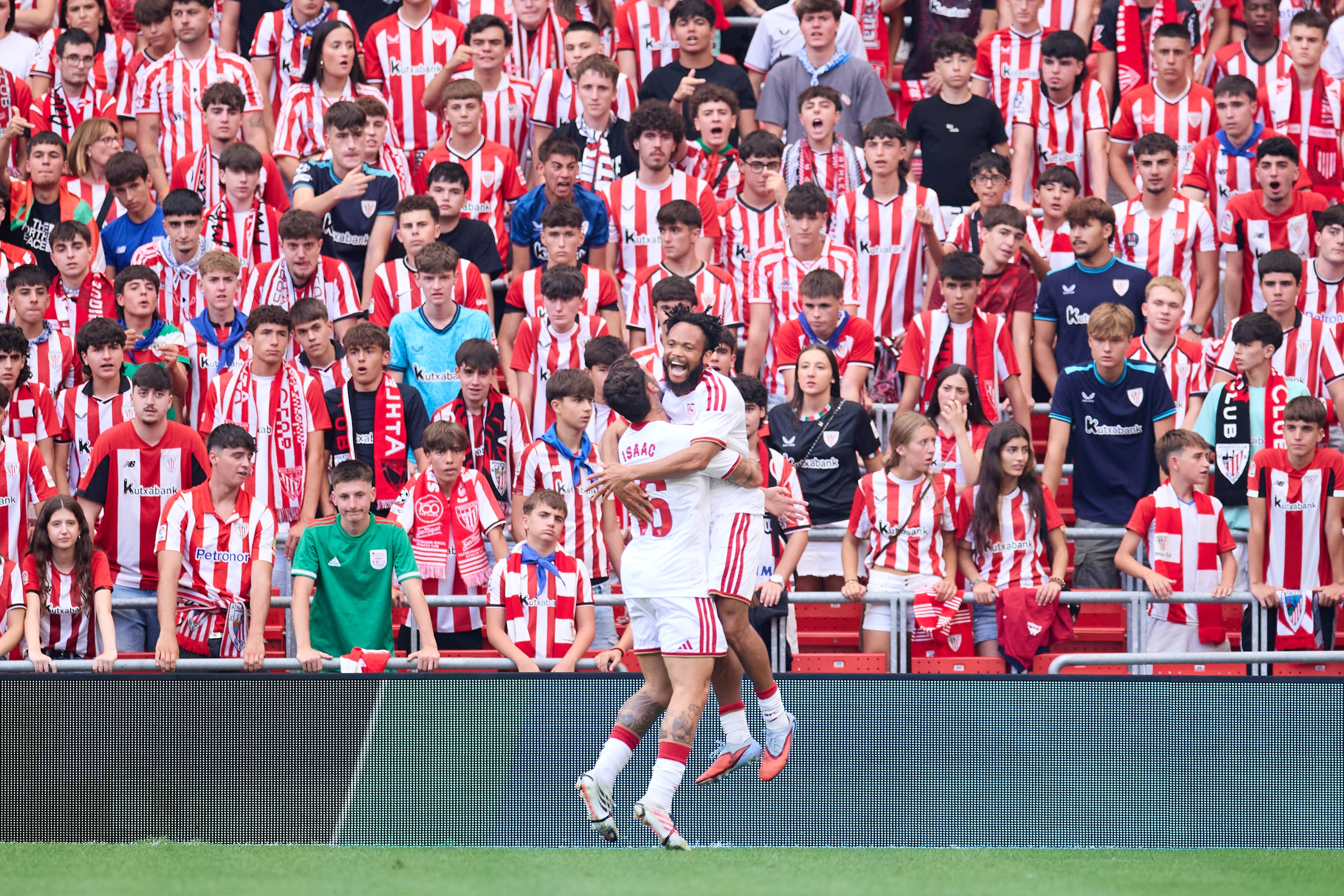 El Athletic despierta todos sus fantasmas y cae en un partido bronco ante el Sevilla