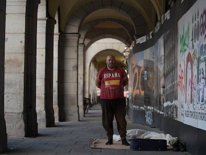 Alberto, de 47 años, en el soportal de la plaza Mayor de Madrid en el que duerme.