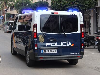 Furgón de la Policía Nacional en imagen de archivo.

Agentes de la Policía Nacional han detenido en València a tres hombres y una mujer, de entre 30 y 50 años, como presuntos autores de un delito de riña tumultuaria en el interior de un local de restauración de la calle Yecla, pelea en la que tres personas resultaron heridas, una de ella apuñalada por la espalda, según ha informado la Jefatura Superior de Policía y el Centro de Información y Coordinación de Urgencias (CICU).

COMUNIDAD VALENCIANA ESPAÑA EUROPA VALENCIA SOCIEDAD
CNP