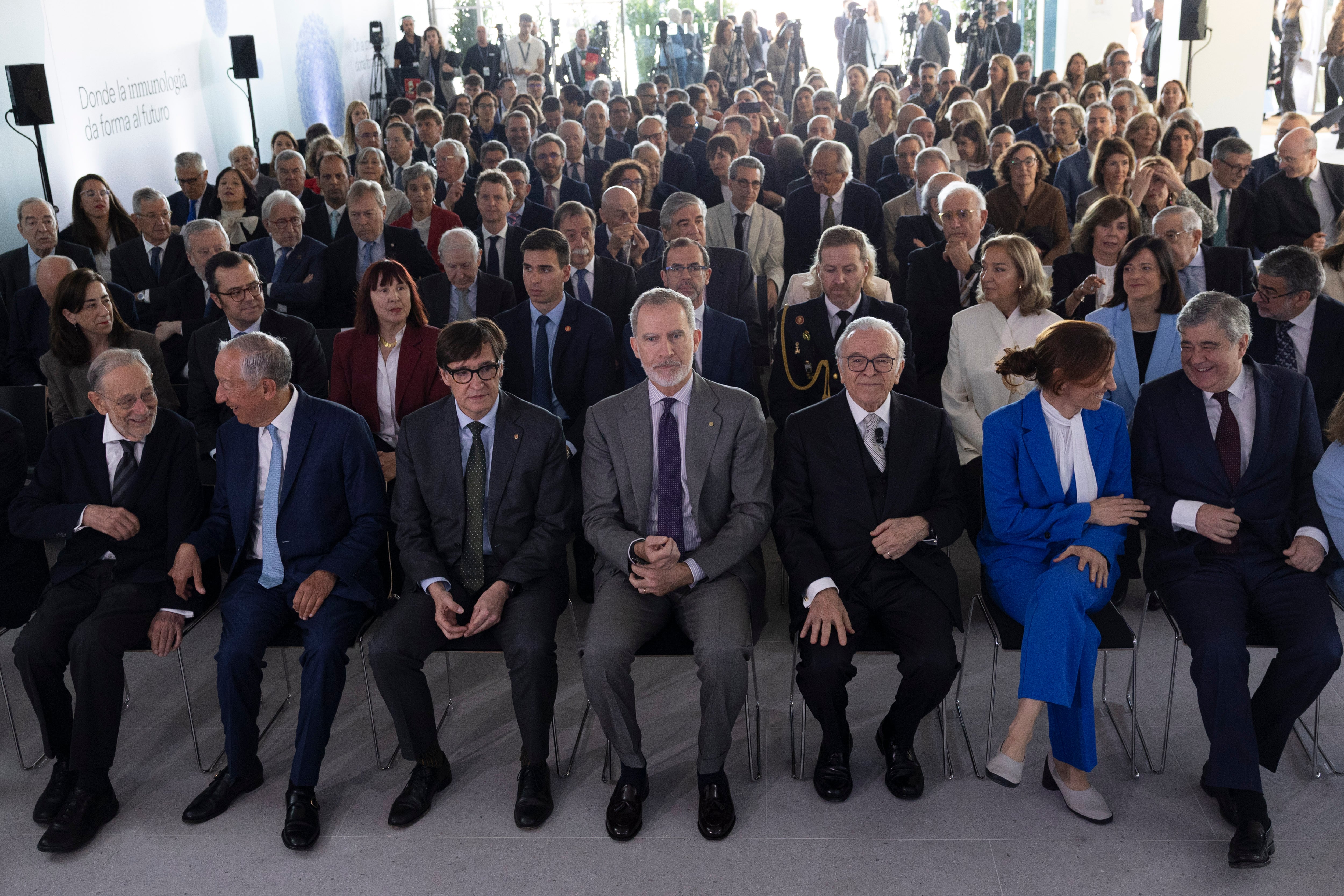 El Rey, junto con el resto de personalidades, en la inauguración del centro.
