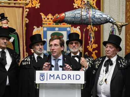 El alcalde de Madrid, José Luis Martínez-Almeida, junto a los integrantes de la Alegre Cofradía del Entierro de la Sardina, en el Patio de Cristales de Casa de la Villa, este miércoles.
