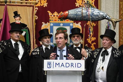 El alcalde de Madrid, José Luis Martínez-Almeida, junto a los integrantes de la Alegre Cofradía del Entierro de la Sardina, en el Patio de Cristales de Casa de la Villa, este miércoles.