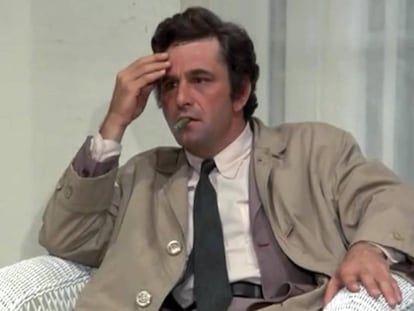 Peter Falk caracterizado como 'Colombo' en una de las primeras temporadas de la serie