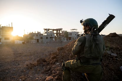 Un soldado israelí, el viernes durante una operación terrestre en la franja de Gaza.