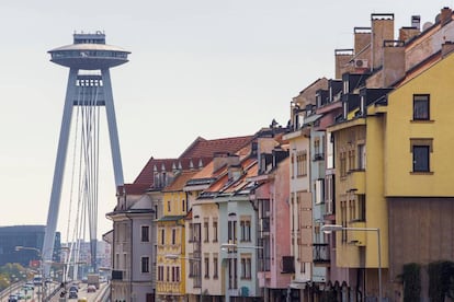 Puente del Levantamiento Nacional Eslovaco, conocido por su acrónimo SNP, en Bratislava (Eslovaquia).