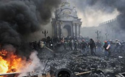 Protestes i barricades als carrers de Kiev al febrer.