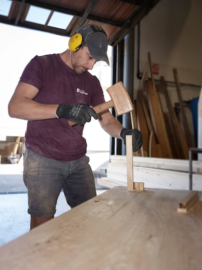 Un operario, en las instalaciones de la Fusteria Galmés, la carpintería donde se realiza la fabricación de los muebles.