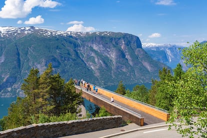 Stegastein, un mirador que sobresale so­bre el abismo a 630 metros sobre el fiordo de Aurland.