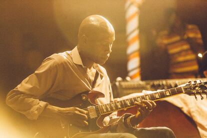 El virtuoso guitarrista de Les Ambassadeurs Ousmane Kouyaté, un guineano cuyo viaje al exterior se quebró para seguir al grupo que le epató. Cuando se disolvió la superbanda africana, en 1984, Kouyaté siguió colaborando con Salif Keita y otros muchos artistas. También ha publicado discos en solitario. En los ensayos que presenció EL PAÍS en Bamako el otro guitarrista estaba ausente por una gira. Amadou Bagayoko es componente del famoso dúo de afrosoul Amadou&Mariam.