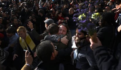 Pablo Iglesias abraza a Errej&oacute;n, tras la constituci&oacute;n del Congreso.  