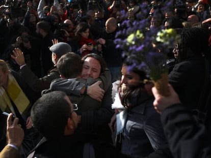 Pablo Iglesias abraza a Errej&oacute;n, tras la constituci&oacute;n del Congreso.  