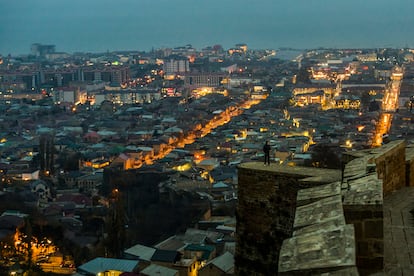 Vista de la ciudad de Derbent desde lo alto de la fortaleza que domina la ciudad; la localidad se despliega en la falda de una colina hasta llegar al mar Caspio. 