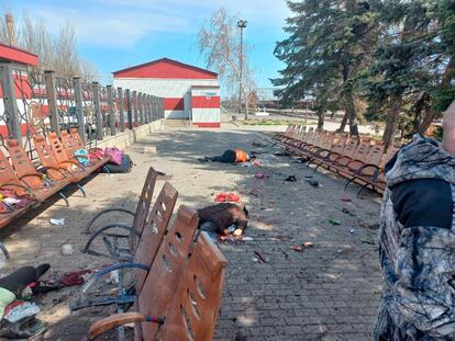 Imagen del ataque del viernes a la estación ferroviaria de Kramatorsk, publicada por Zelenski en su cuenta de Telegram.