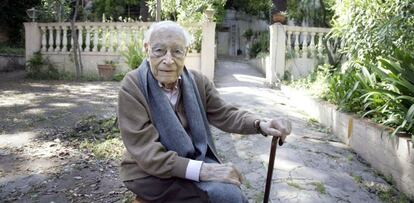 El doctor Moisés Broggi, el pasado mayo, en el jardín de su casa de Barcelona.