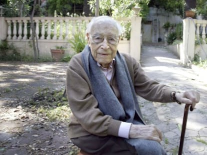 El doctor Mois&eacute;s Broggi, el pasado mayo, en el jard&iacute;n de su casa de Barcelona. 