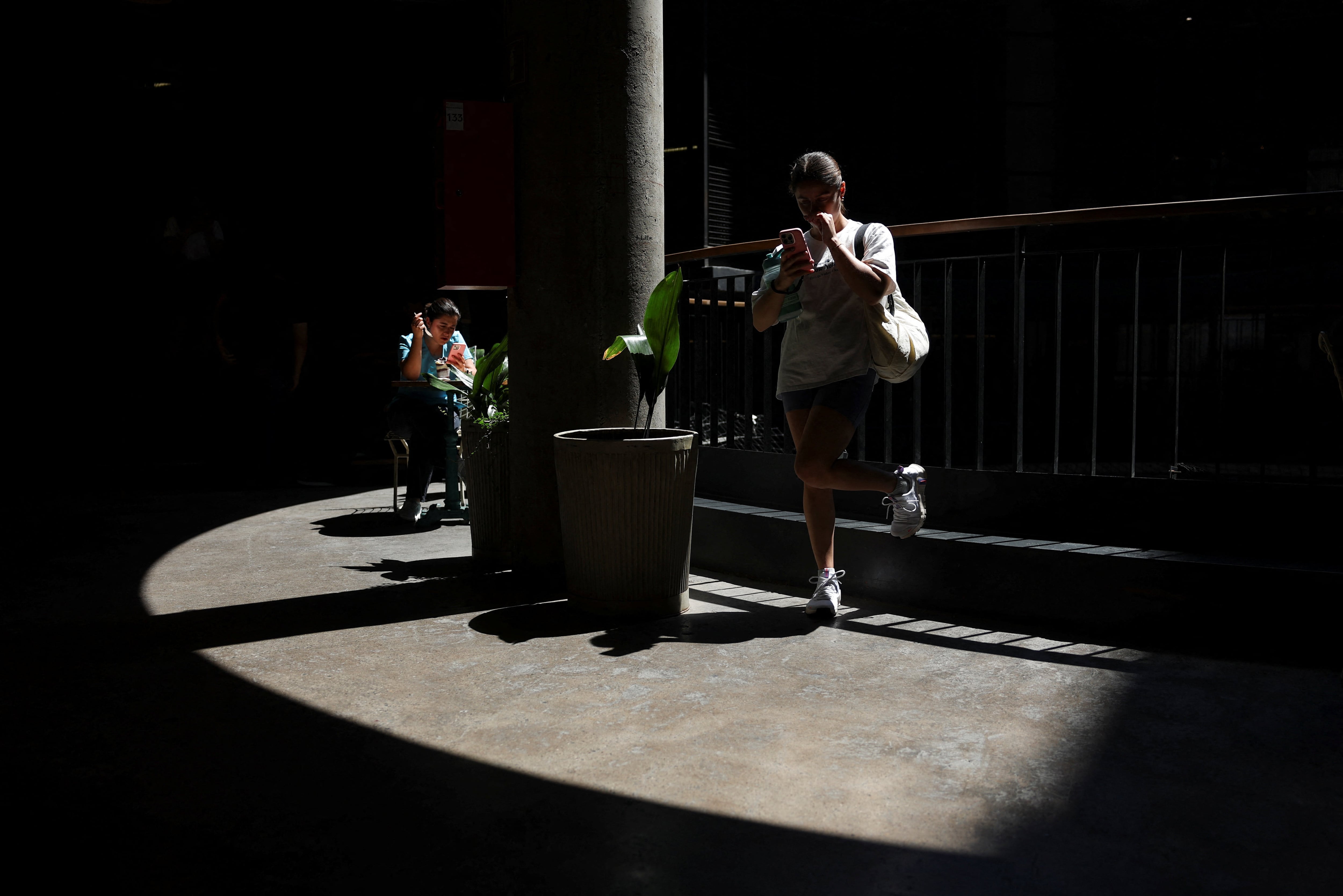Las mujeres no consiguen un empleo en Chile: “Estoy dispuesta a ganar menos solo para entrar al mercado laboral”