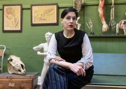 Evi Numen, conservadora del Viejo Museo de Anatomía del Trinity College, en Dublín.
