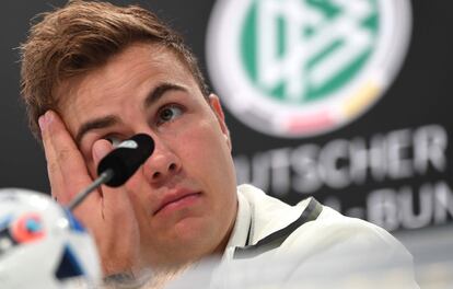 Mario Goetze, pensativo, en la rueda de prensa de la selección alemana.  