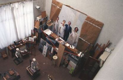 Estudio de Antonio López en 2011 con el cuadro de la familia real. La imagen pertenece al libro 'Antonio López, pintura y escultura'.