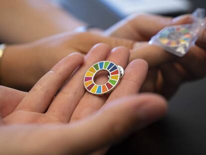 El logo de los 17 Objetivos de Desarrollo Sostenible, una rosquilla de colores, ha servido para la producción de materiales promocionales; el más popular: el pin. Imagen extraída de la tienda online de la SDG Action Campaign. 