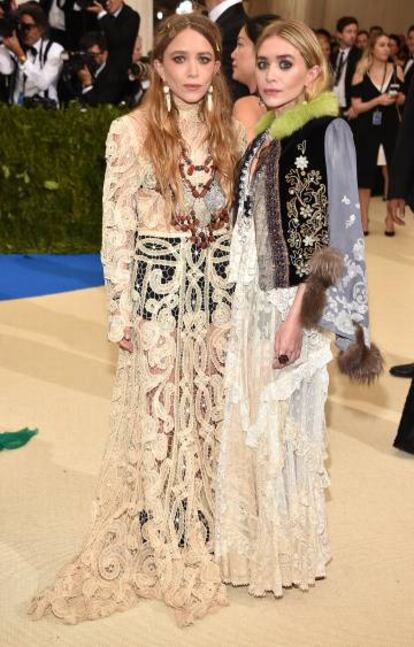 Mary-Kate Olsen y Ashley Olsen, con su peculiar estilo.