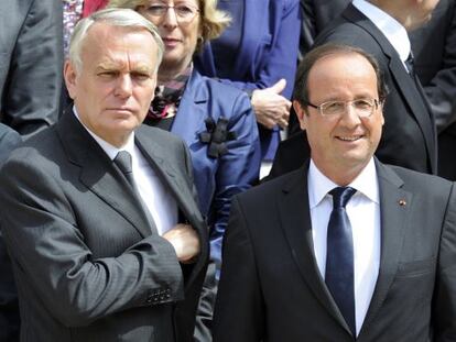 Fran&ccedil;ois Hollande (derecha) y Jean-Marc Ayrault, en Par&iacute;s.