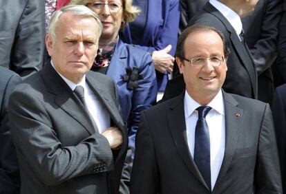 François Hollande (derecha) y Jean-Marc Ayrault, en París.