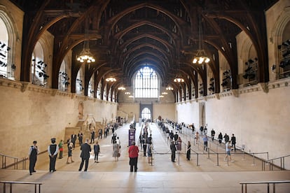 Los diputados británicos hacen cola para votar este martes en Westminster Hall.