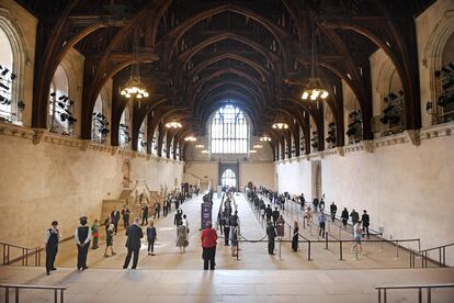 Los diputados britnicos hacen cola para votar este martes en Westminster Hall.