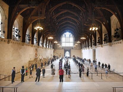 Los diputados británicos hacen cola para votar este martes en Westminster Hall.