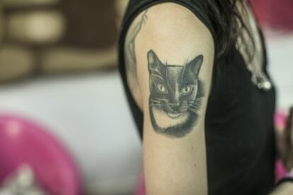 Tatuaje de 'Gatito', uno de los dos felinos con los que vive Eva, la creadora del proyecto. "Tatué en mis brazos a Gatito y Polar (los verdaderos directores del proyecto) cuando me mudé sola a Madrid (soy de Zaragoza)".