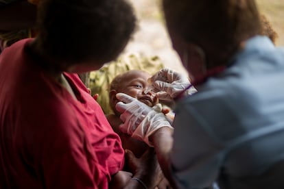 Un bebé recibía la vacuna contra el rotavirus, una enfermedad vírica que causa diarrea, en Kuvamiti (Islas Salomón) en mayo de 2023.  En 2021, el número de pequeños sin ningún tipo de inmunización en el mundo aumentó y llegó a 18,2 millones. En 2020 fueron 16,5 millones y en 2019 13,3, según el último informe de Unicef. Los organismos internacionales y los gobiernos llaman a estos niños “cero dosis”, y el objetivo de la comunidad internacional es que en 2030 solo representen 6,6 millones, es decir, la mitad que en 2019.