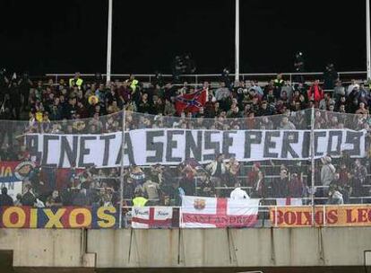Los Boixos Nois despliegan una pancarta contra los aficionados del Espanyol en Montjuïc.