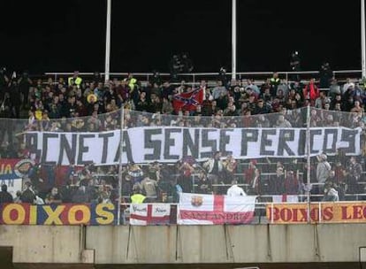 Los Boixos Nois despliegan una pancarta contra los aficionados del Espanyol en Montjuïc.